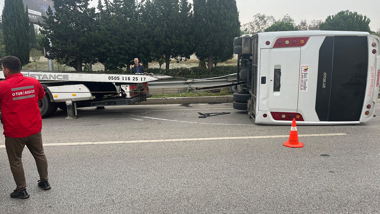 Havalimanı personel servisi devrildi: 5 yaralı