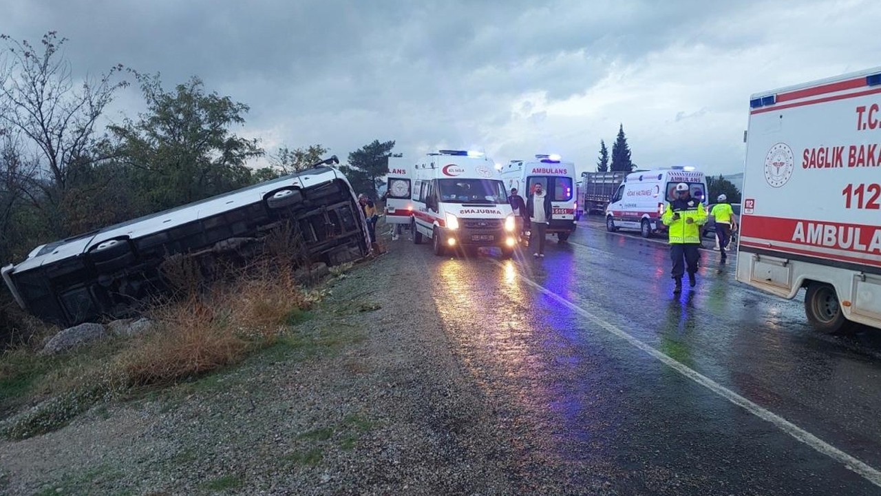 Midibüsün devrildiği kazada 1 kişi öldü, 32 kişi yaralandı