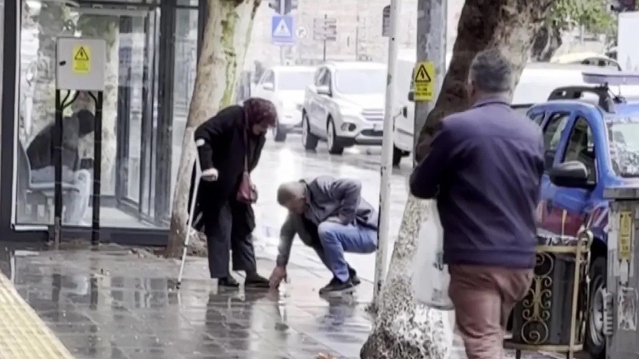 Evladın örnek davranışı takdir topladı: Annesinin ayakkabısını elleriyle temizledi