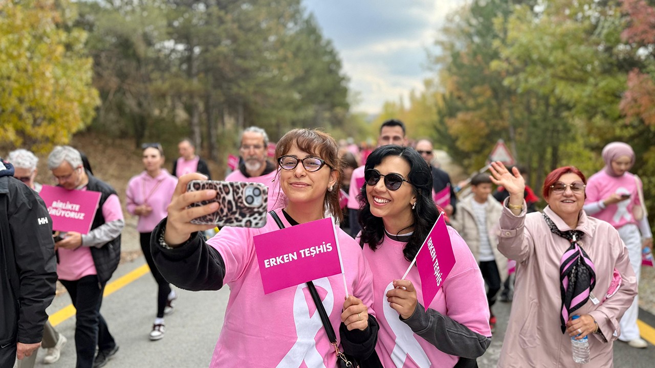 Kanseri yenen ve mücadele eden hastalardan 'pembe yürüyüş'