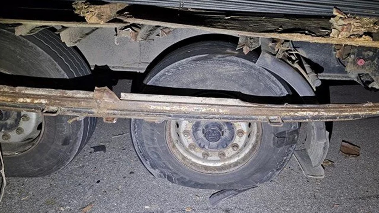 Patlayan lastiği değiştirmek isterken TIR'ın altında can verdi
