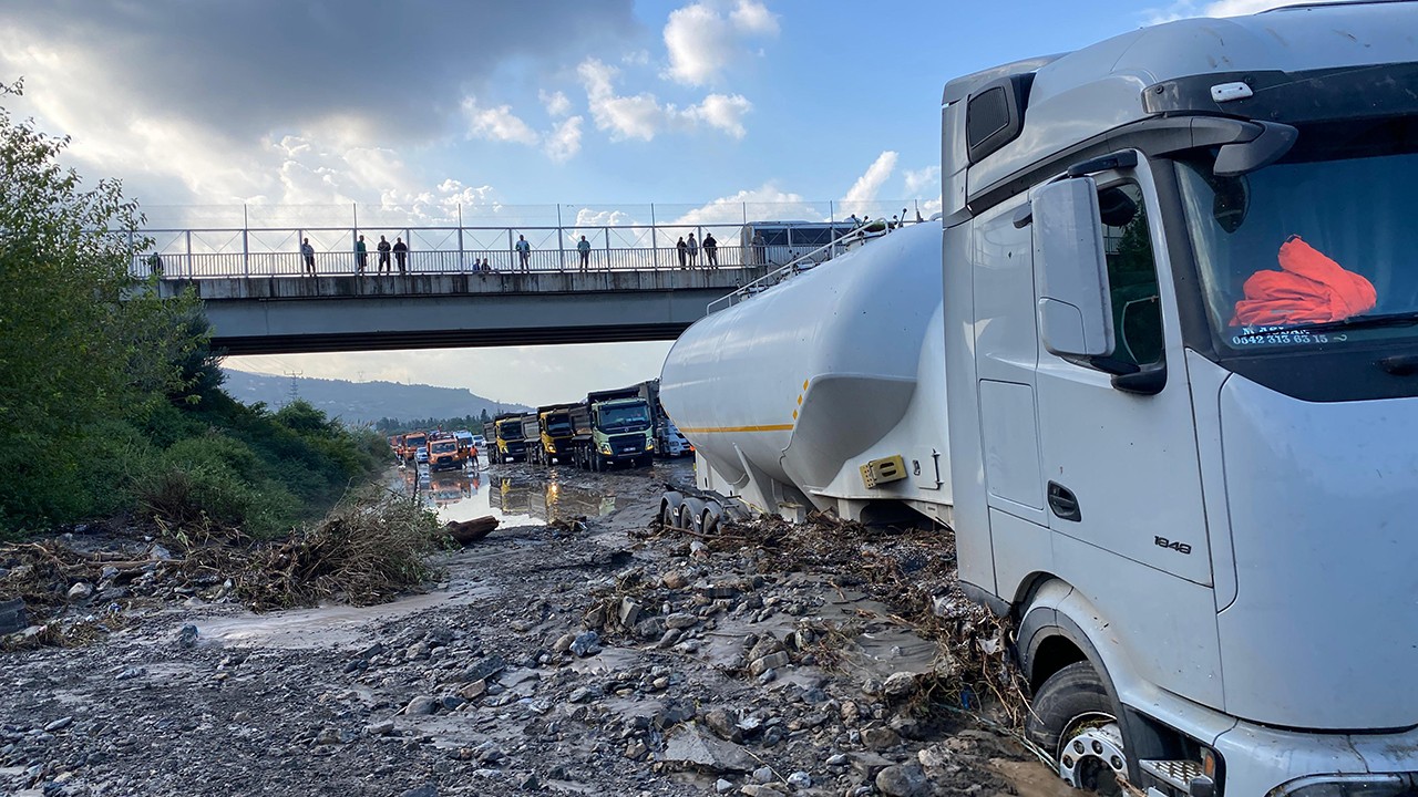 Sağanak nedeniyle araçlar yolda mahsur kaldı