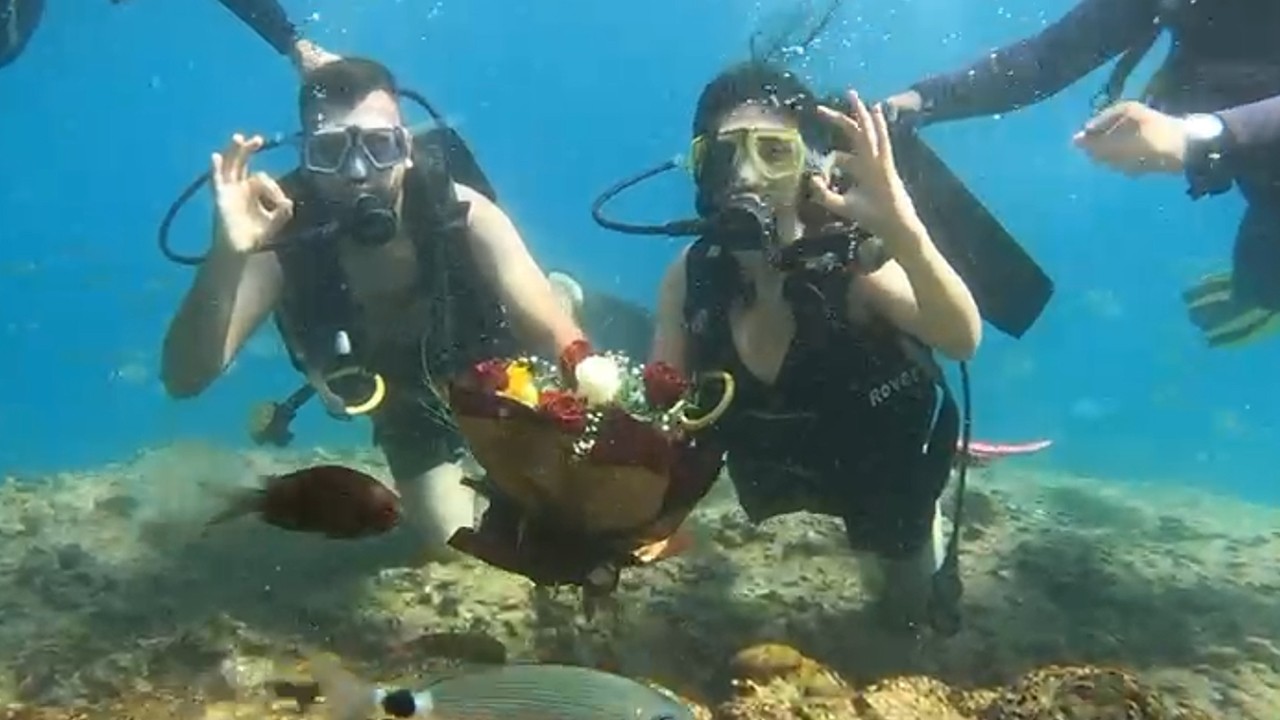 Su altında evlilik teklifi yapıp, yüzük taktı