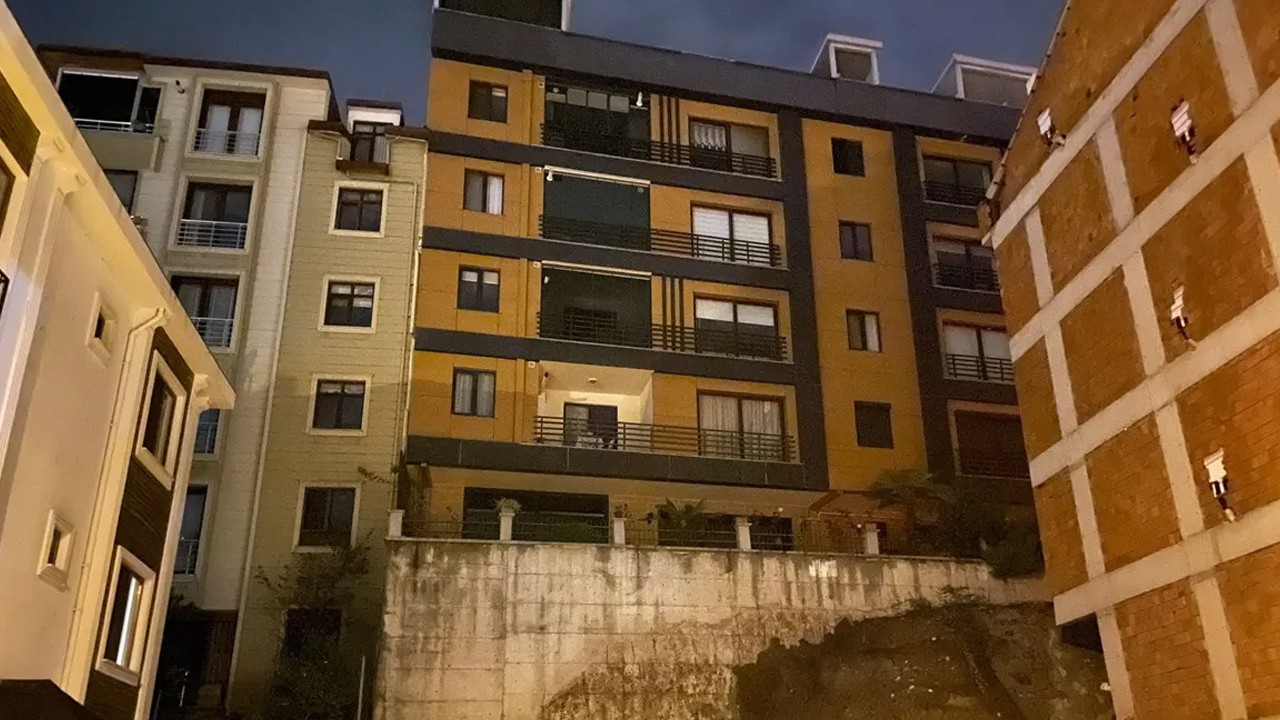 Duvarlarında çatlaklar ve zemininde kayma olan 2 bina tahliye edildi