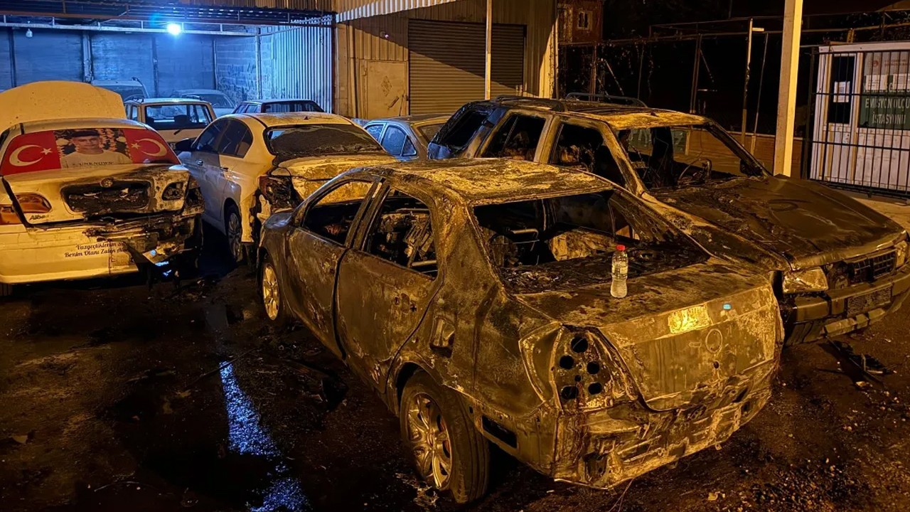 Kimliği belirsiz bir kişi park halindeki 5 aracı kundakladı