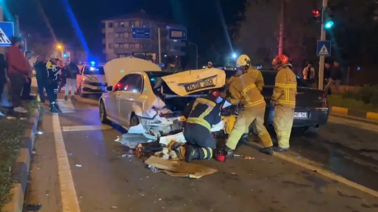 Kırmızı ışıkta bekleyen araca çarpan sürücü, olay yerinden kaçtı