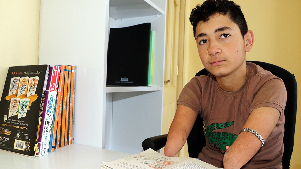 Kol ve bacakları olmayan Nakşin, ilk lise dersini evde öğretmeniyle yaptı