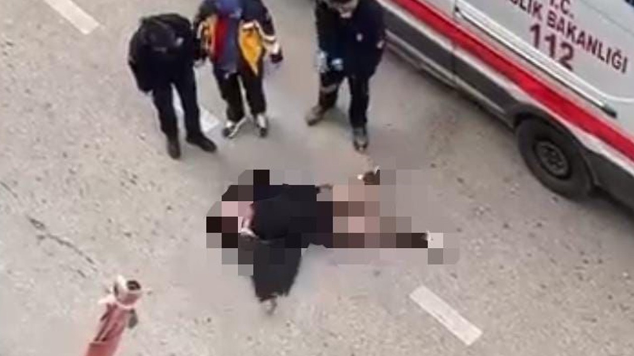 Yolun ortasında yatan kadın, sinir krizi geçirdi