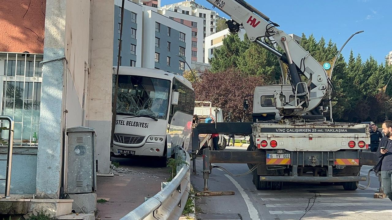 Cenazeye giden polisleri taşıyan midibüs kaza yaptı: 7 yaralı