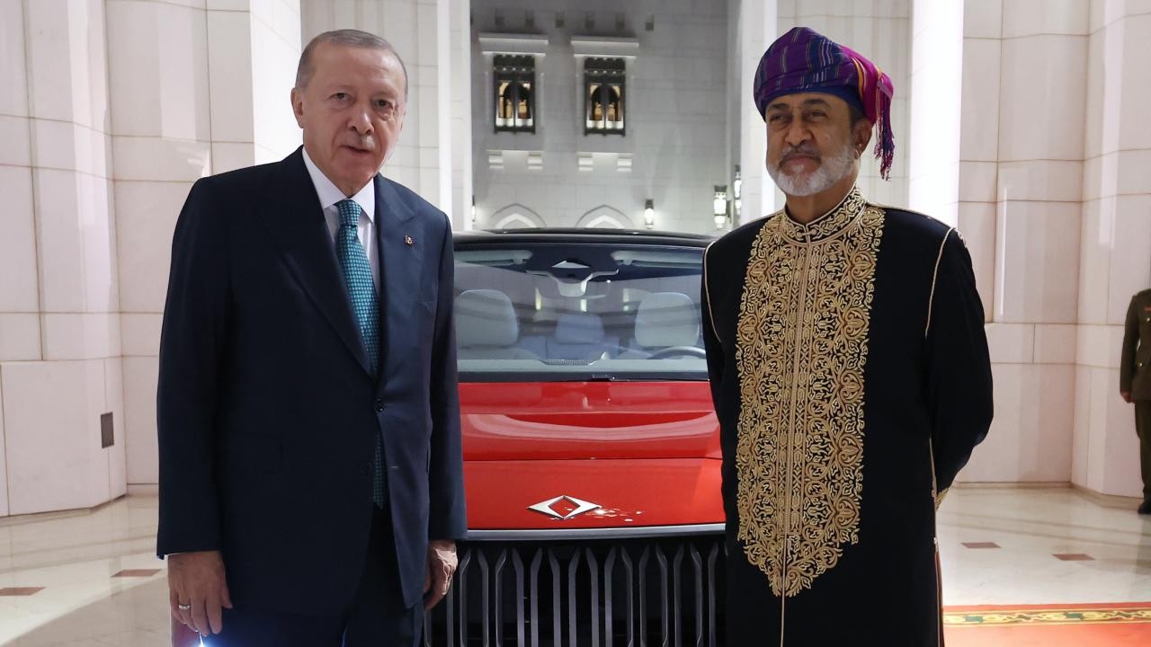 Cumhurbaşkanı Erdoğan, Umman Sultanı Heysem bin Tarık'a Togg hediye etti