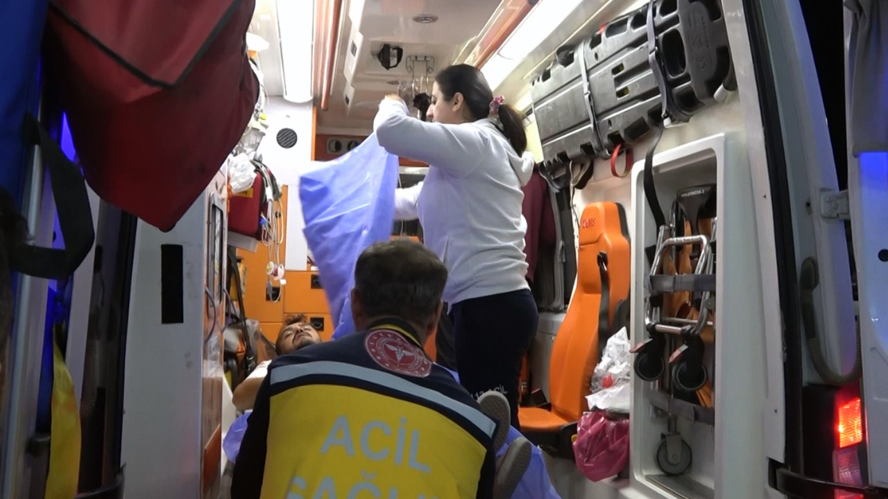 Otostop çektikleri aracın sürücüsünü darbedip bıçakladılar