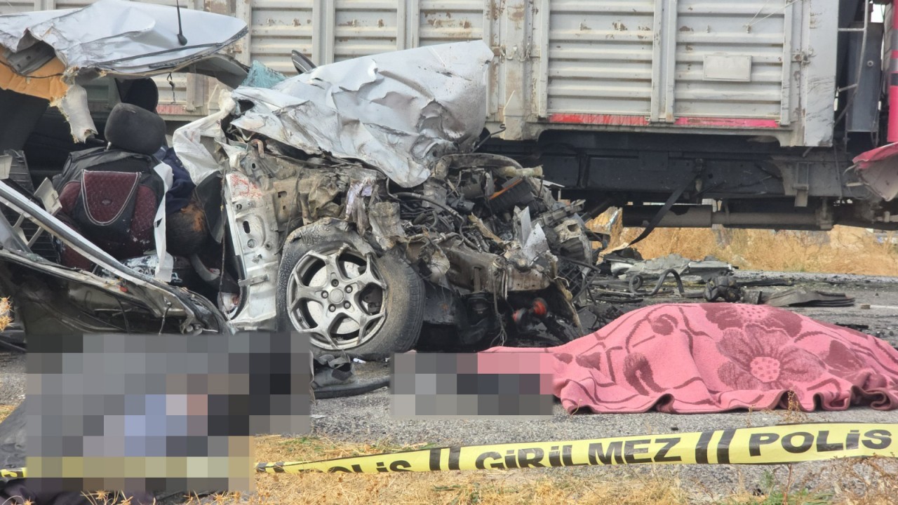 Kamyon ile otomobil çarpıştı:  3 kardeş hayatını kaybetti