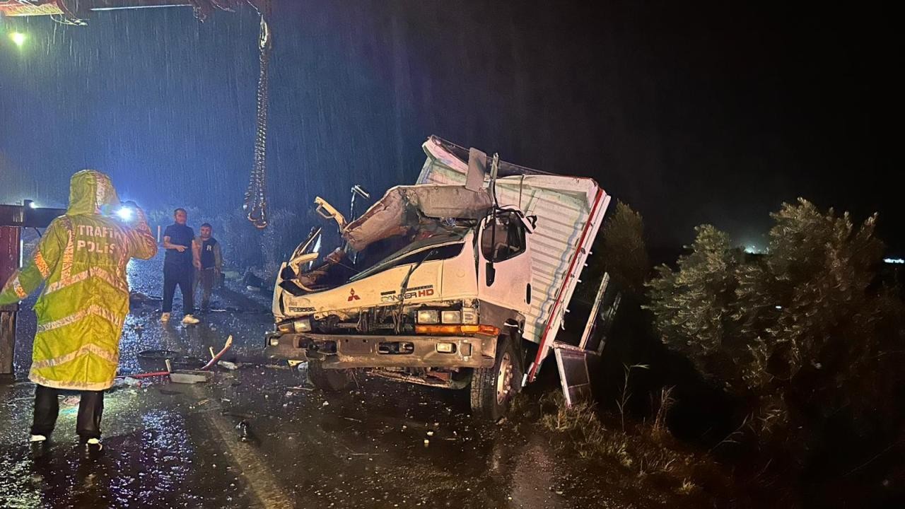 Kamyonet ile otomobil çarpıştı: 2 ölü, 3 yaralı