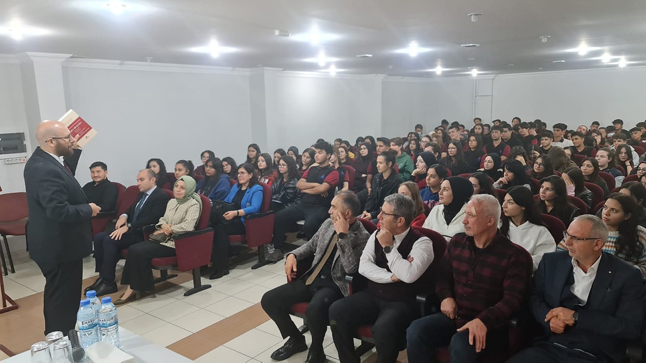 Ereğli İvriz Sosyal Bilimler Lisesi'nde kariyer söyleşisi gerçekleştirildi