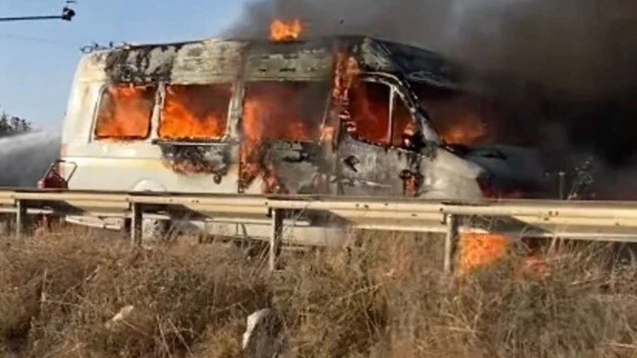 Minibüsle çarpışan motosiklet sürücüsü yanarak can verdi