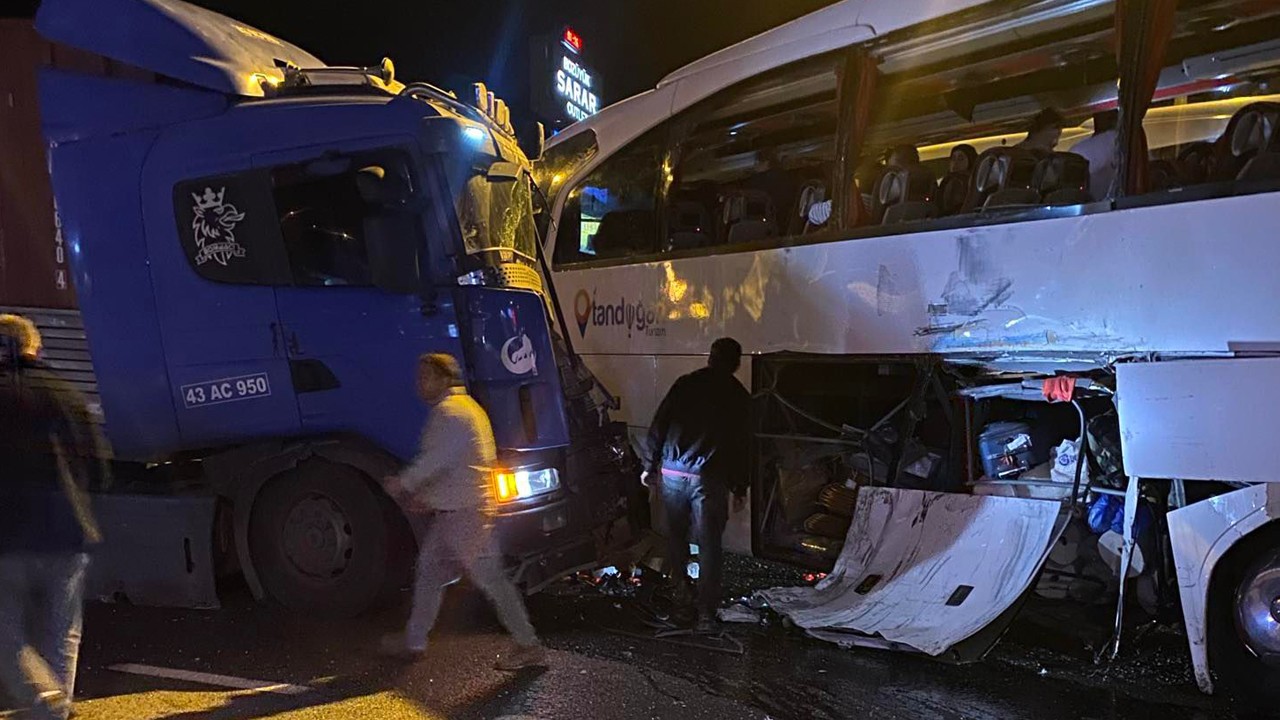 Tur otobüsü ile TIR çarpıştı: 20 kişi yaralandı