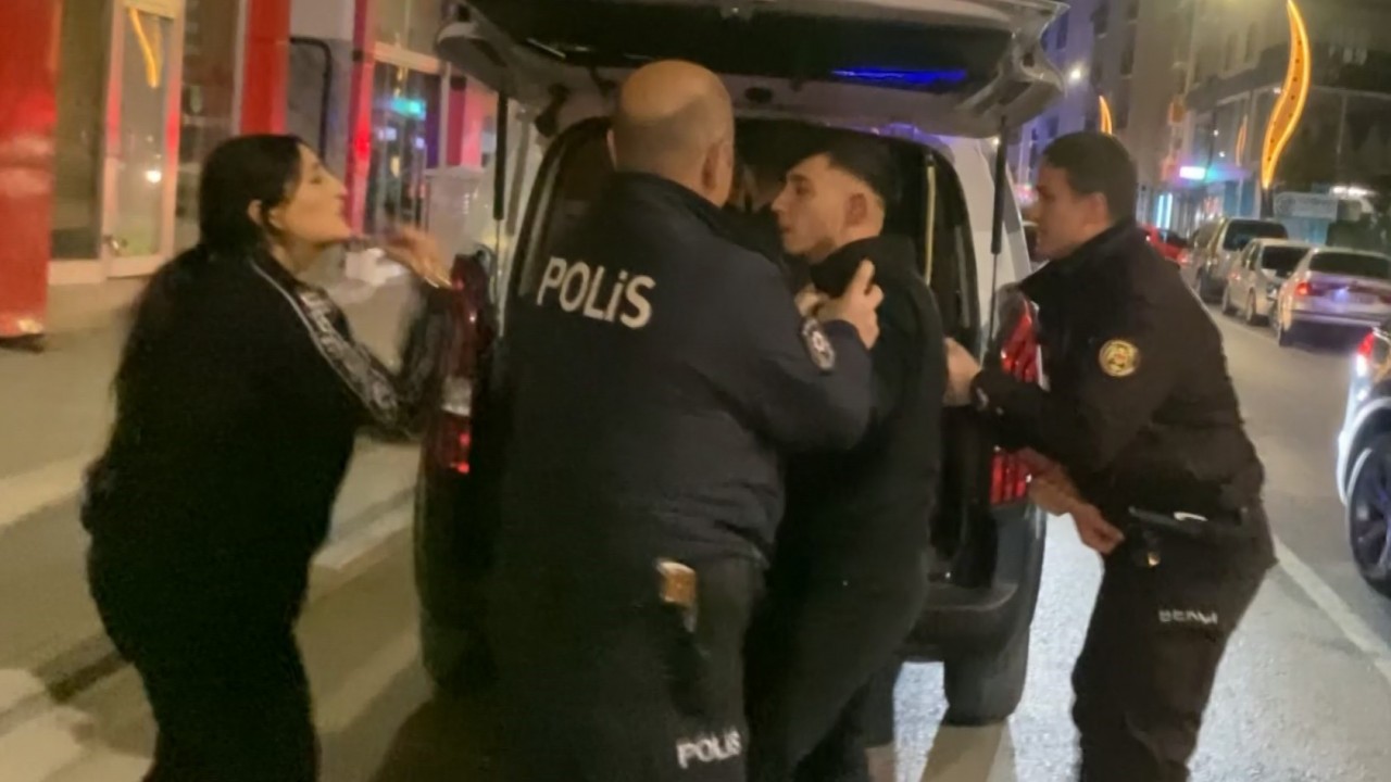 Dükkan basıp polise direnen şahıslar gazetecilere saldırdı: O anlar kamerada