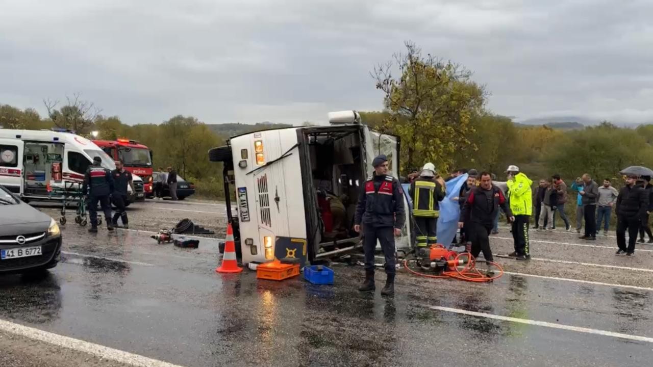 İşçi servisi devrildi: 1 ölü, 19 yaralı