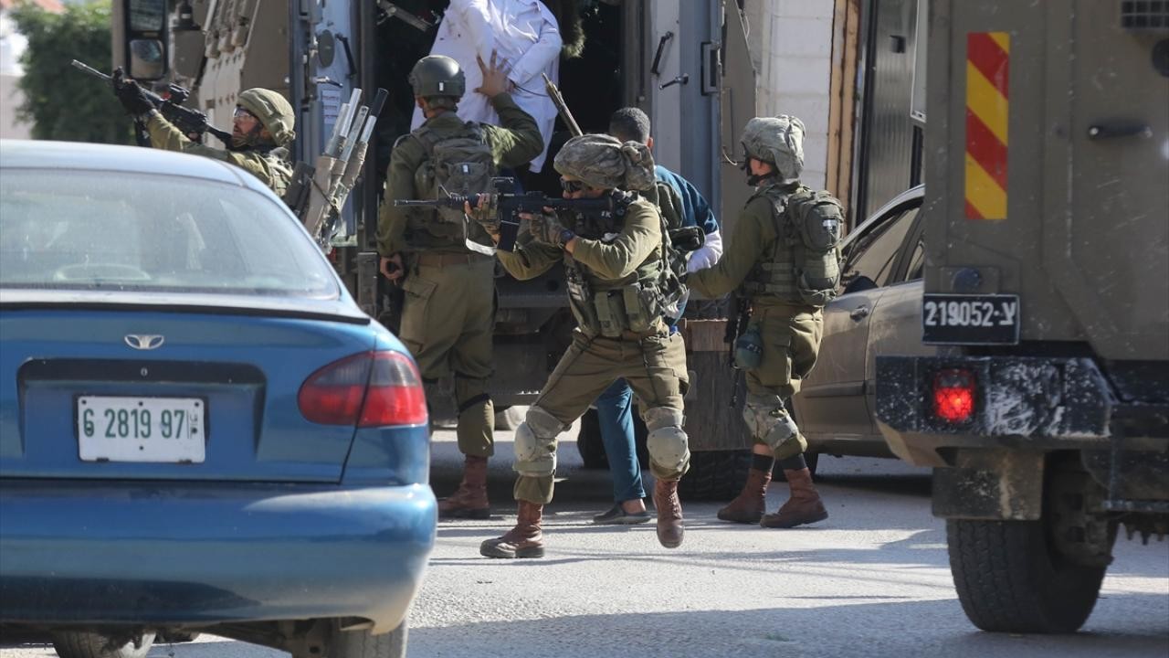 İşgalci İsrail ordusu Batı Şeria'da 4 Filistinliyi gözaltına aldı