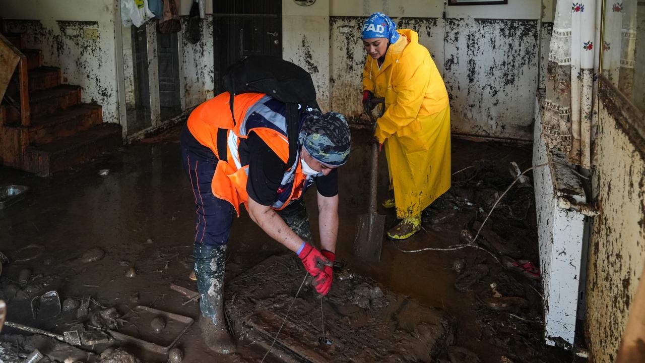 İzmir Foça'daki afetin yaraları sarılıyor