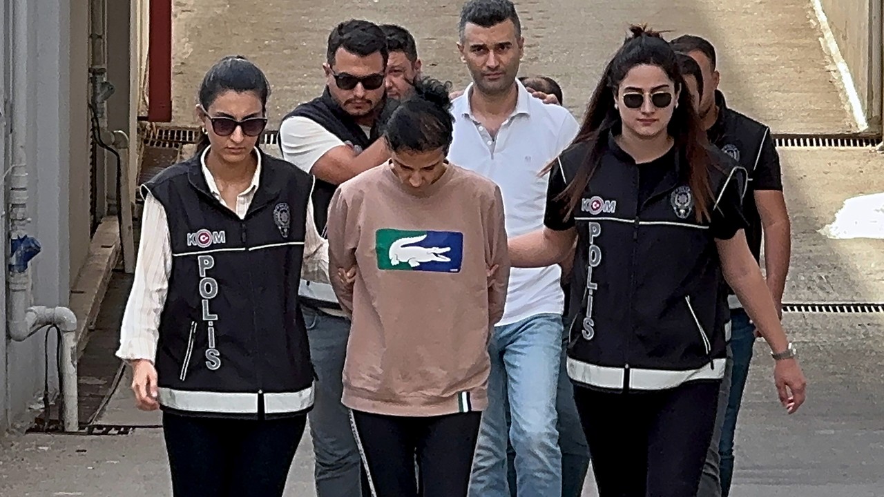 Kadınlar Günü’nde çiçek götürüp 95 bin dolarlık senet imzalatmışlar