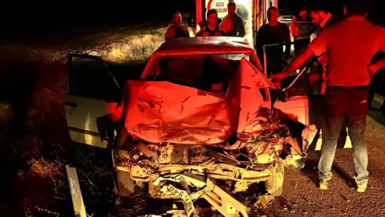 Traktöre çarpan otomobilin sürücüsü öldü