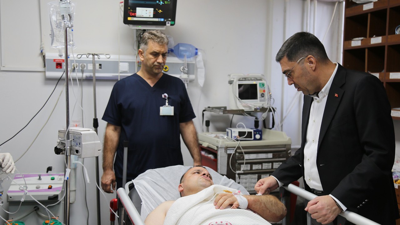 Nöbet tutan polis memuru, kolundan bıçaklandı