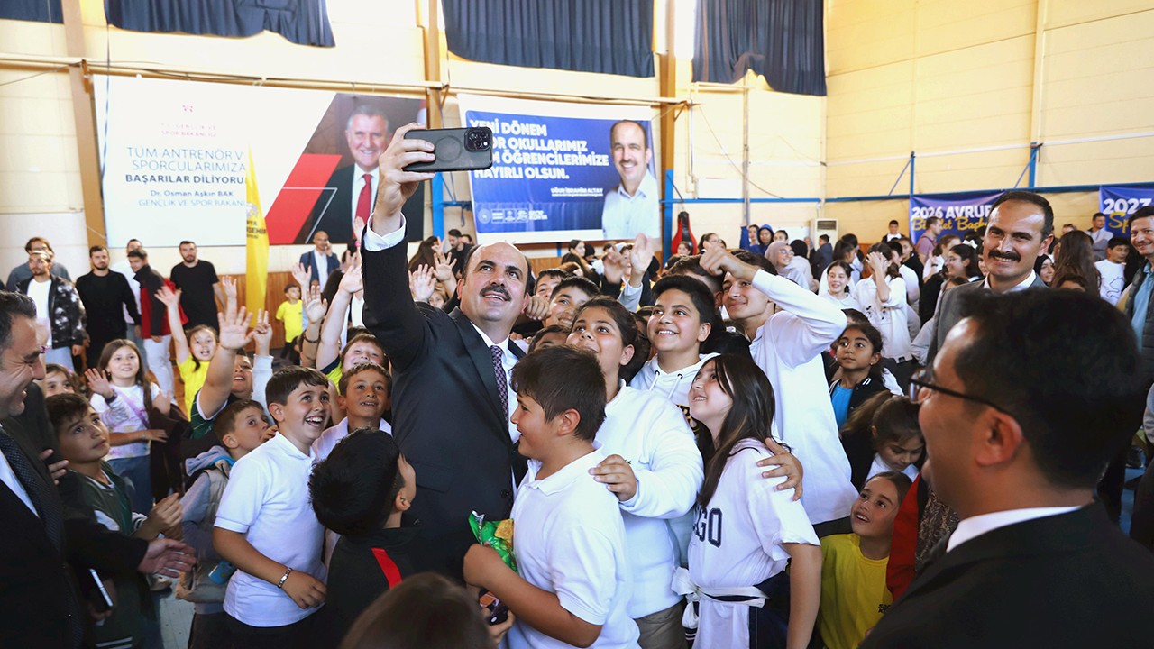 Başkan Altay Beyşehir’de Spor Okulları dönem açılışında öğrencilerle buluştu