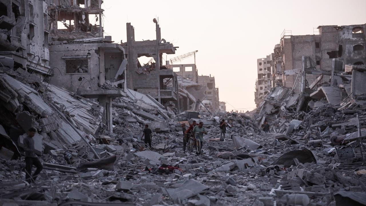 Gazze'de İsrail saldırısında hasar alan yapının çökmesi sonucu 2 kişi öldü