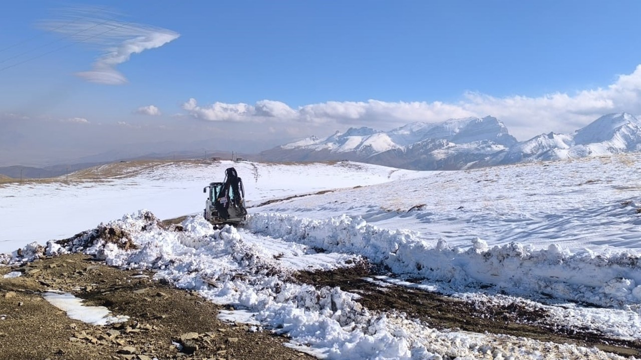 Hakkari'de kar nedeniyle kapanan üs bölgesinin yolu açıldı