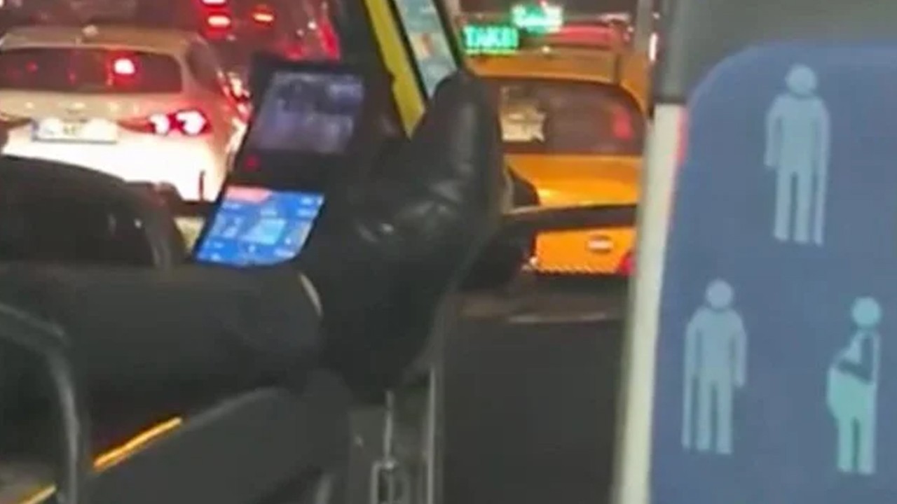 Otobüs şoföründen pes dedirten hareket! Ayaklarını uzatıp otobüs sürdü