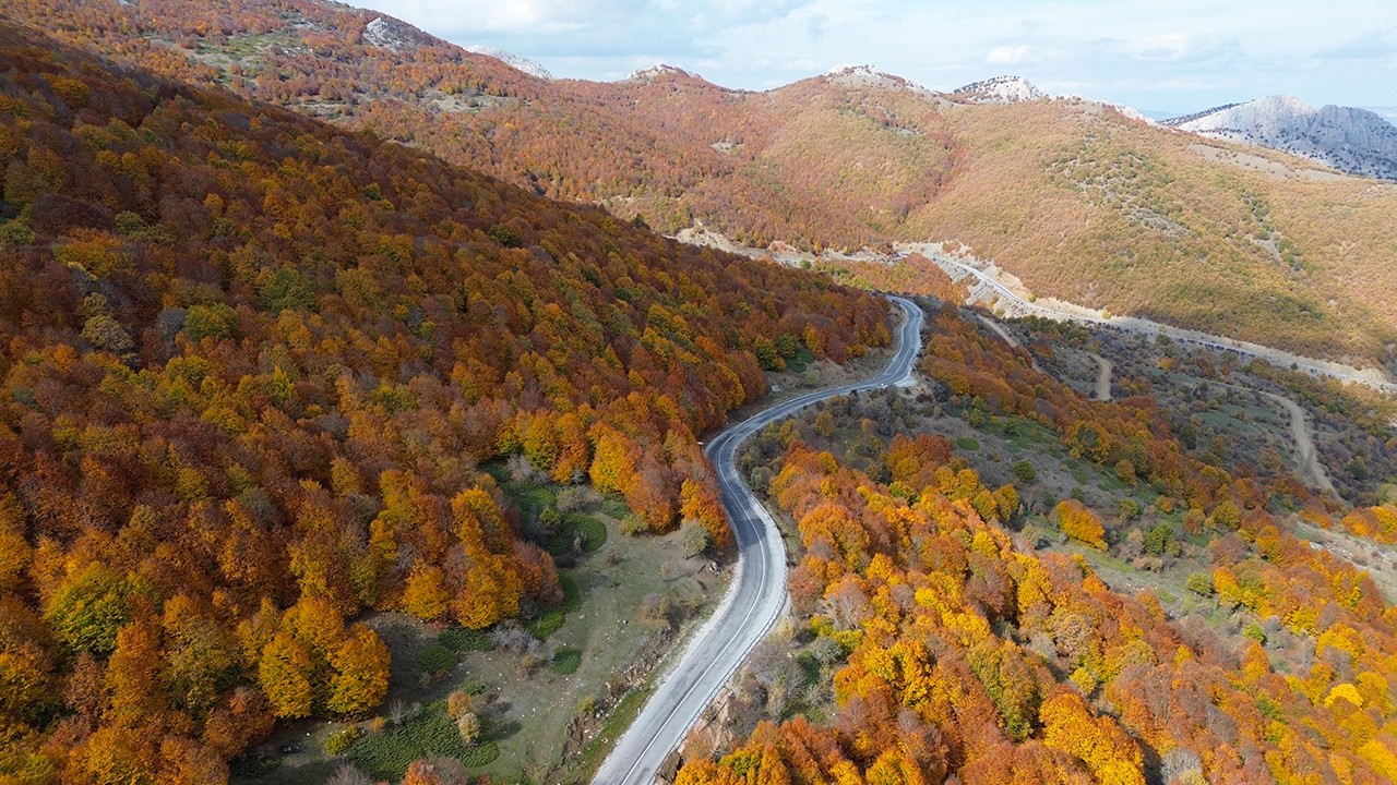 Sonbaharın renkleriyle kaplanan Şebek Geçidi dronla görüntülendi