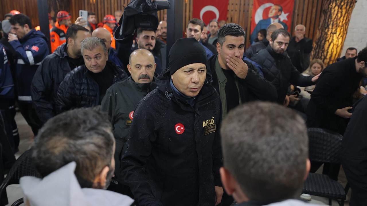 Bakan Yerlikaya: 25 yapı hasarı ihbarı olmak üzere toplam 504 ihbar alınmıştır