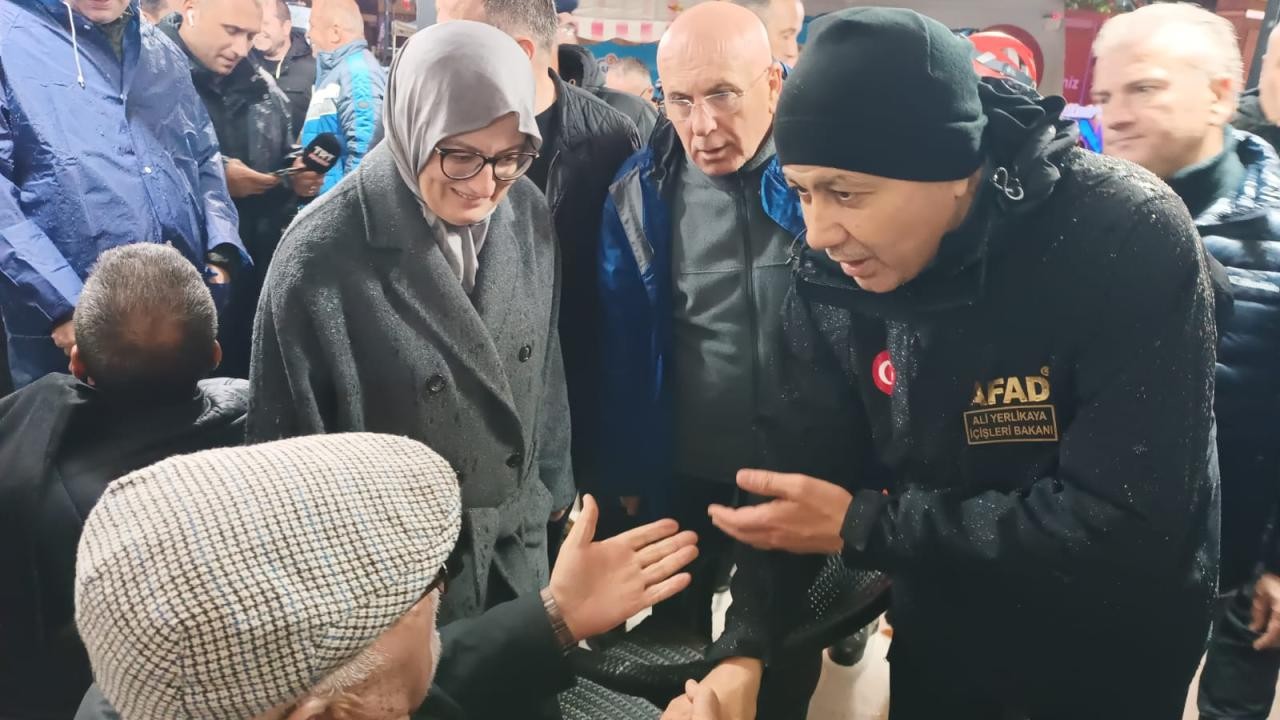 Bakan Yerlikaya, deprem bölgesinde incelemelerde bulundu