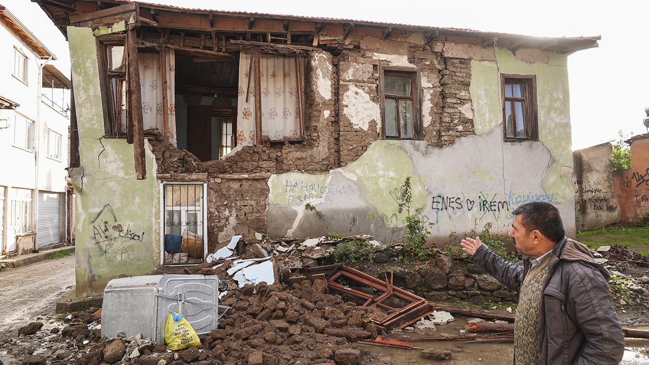 Balıkesir'deki depremde yıkılan binaların enkazı kaldırılıyor