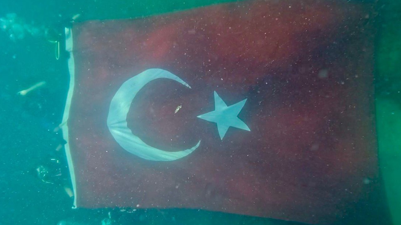 Cumhuriyet’in 102’nci yılını su altında bayrak açarak kutladılar