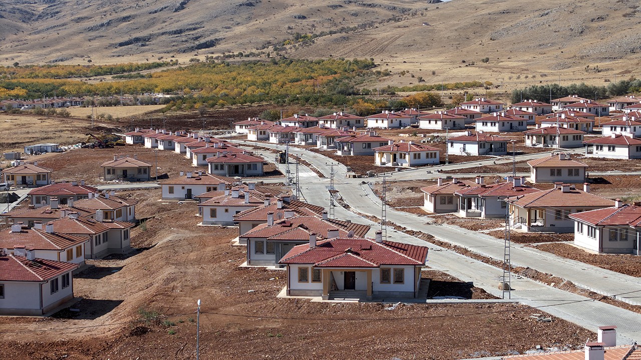 Malatya'da yapılan deprem bölgesinin en büyük köy konutu projesinde sona yaklaşıldı