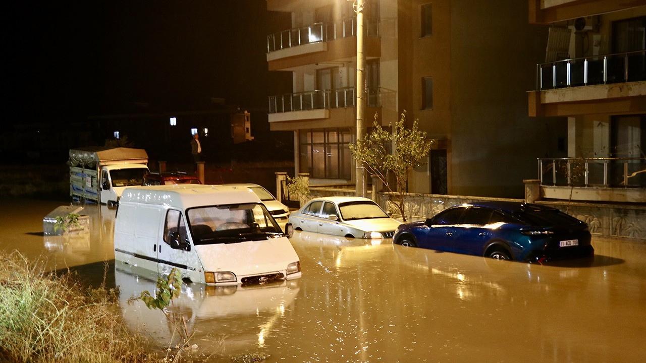 Sağanak hayatı olumsuz etkiledi: Ev ve iş yerlerini su bastı, araçlar suda mahsur kaldı