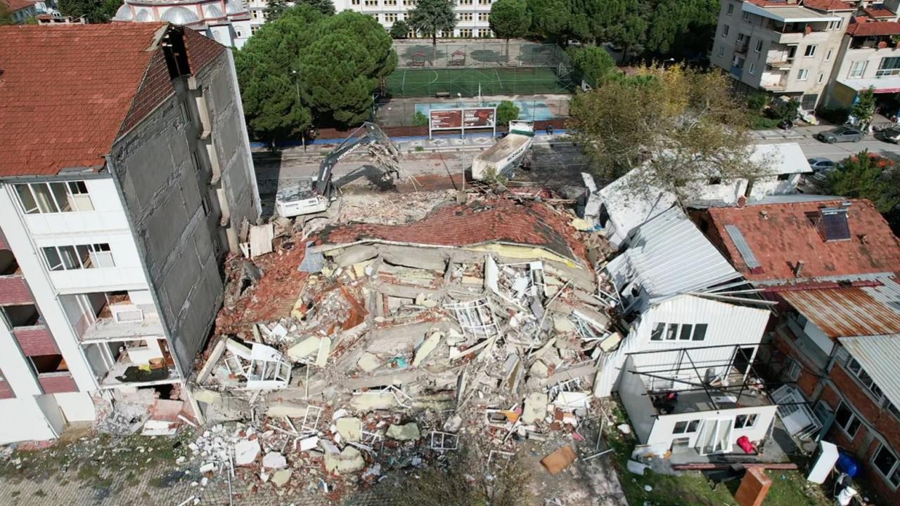 Bakan Kurum: Sındırgı'da 80'i konut 127 bağımsız bölüm ağır hasarlı