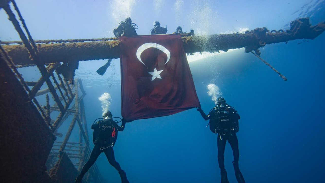 Deniz polisleri su altında Türk bayrağı açtı