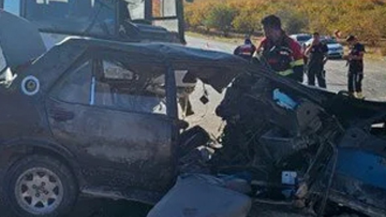 Tarım işçilerini taşıyan midibüs otomobille çarpıştı: 3 ölü, 12 yaralı