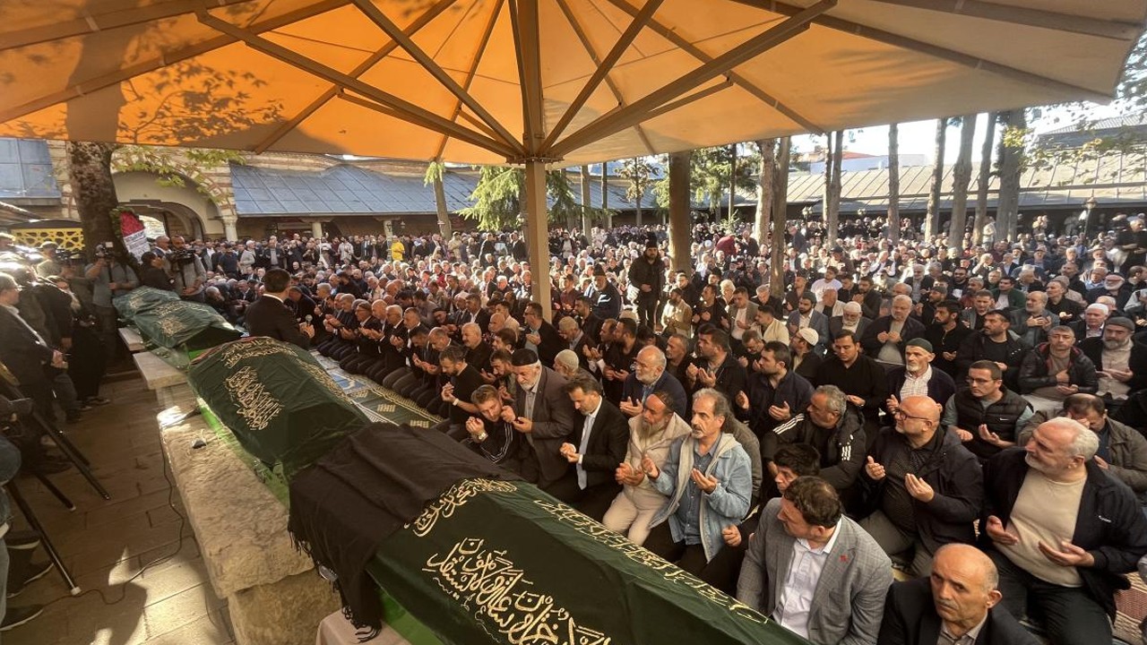 Gebze'de çöken binanın enkazında hayatını kaybeden Bilir ailesinin 4 ferdi son yolculuğuna uğurlandı