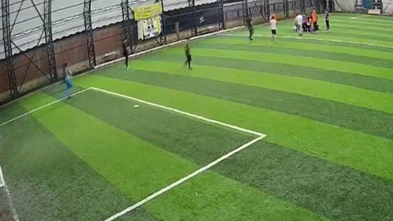 Halı saha maçında kalbine yenildi