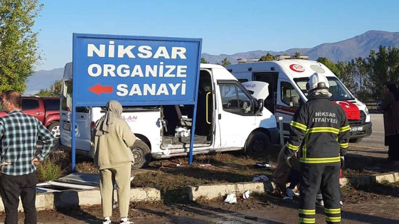 İşçi servisi ile tarım işçilerinin bulunduğu minibüs çarpıştı: 10 yaralı