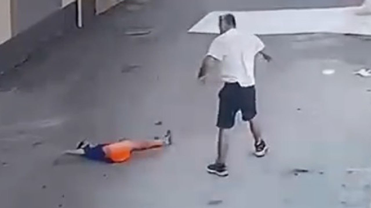 Kovaladığı çocuğu ayak bileğinden tutup yere fırlattı! O anlar kamerada