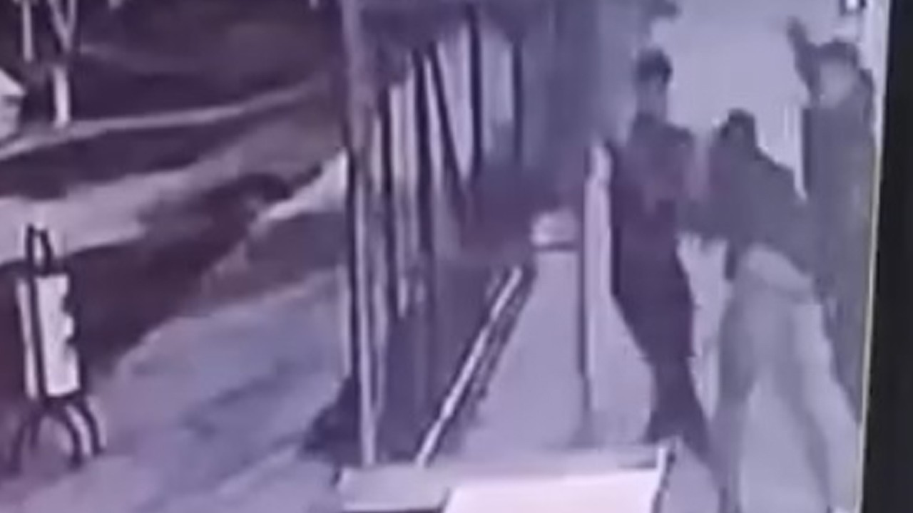 Parkta tartıştıkları 3 lise öğrencisini dövüp bıçakladılar! Olay anı kamerada