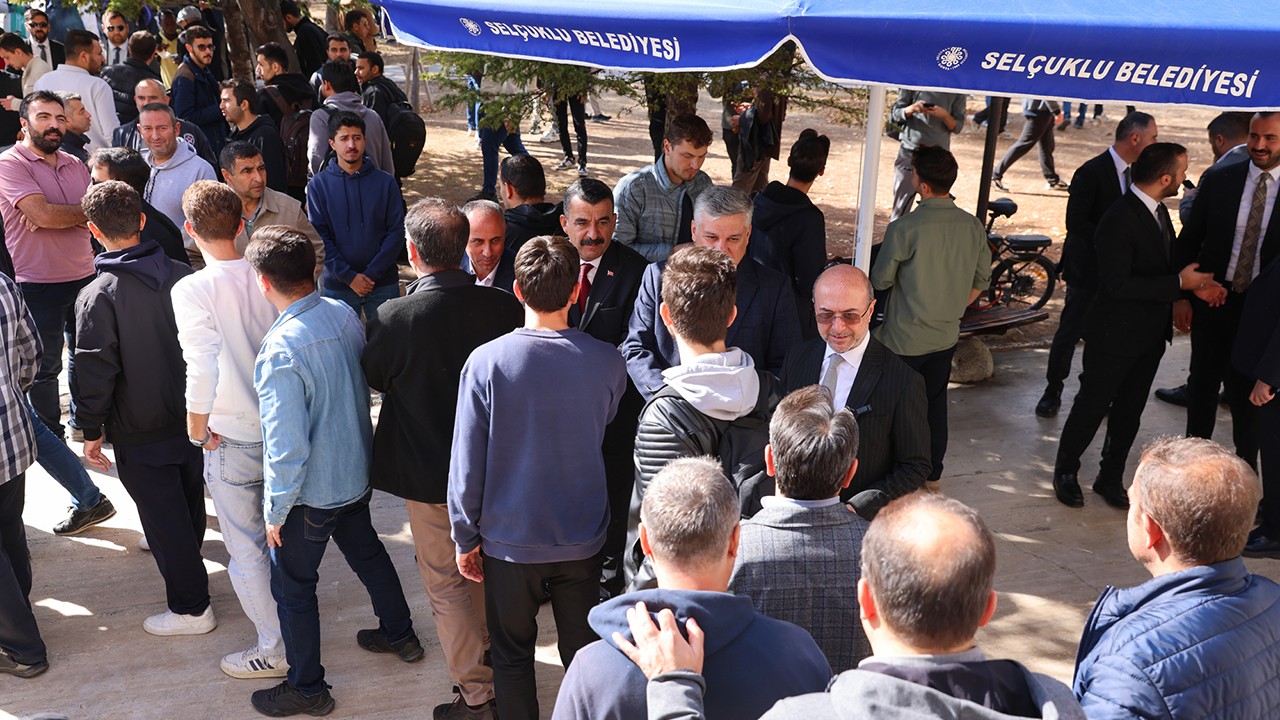 Başkan Pekyatırmacı Kampüs Camii'nde gençlerle bir araya geldi