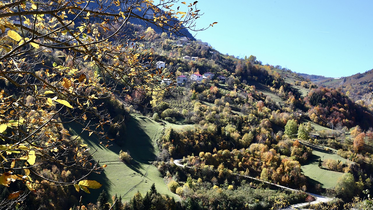 Doğal güzellikleriyle ünlü ilçe güz renklerine büründü