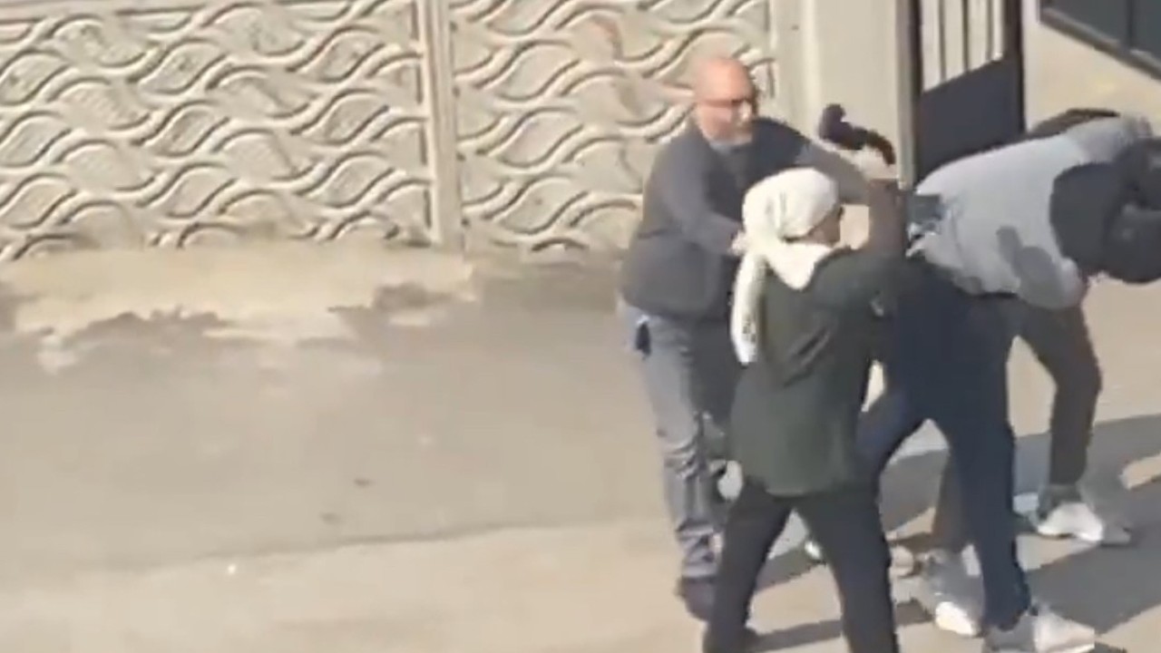 İki sürücü arasında yol kavgası: Sopalar, yumruklar, terlikler havada uçuştu