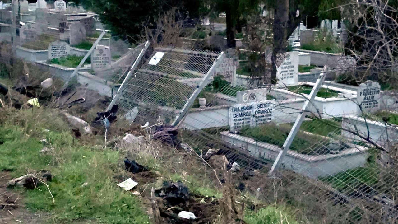 Alkollü sürücünün kullandığı otomobil mezarlığa girdi